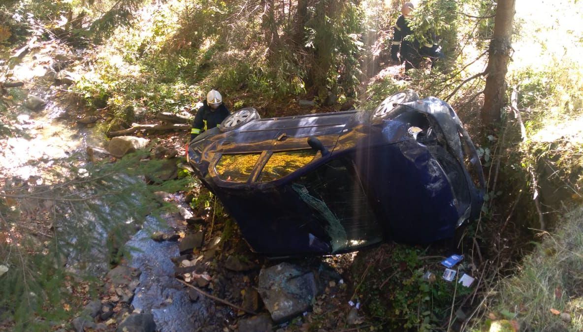 Tragedie, în jud. Bistrița-Năsăud. Autoturism cu 3 persoane, răsturnat într-o râpă 