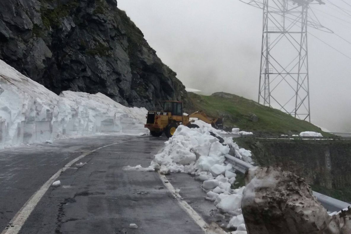 17 centimetri se zăpadă pe Transfăgărășan. Anvelopele de iarnă, obligatorii!
