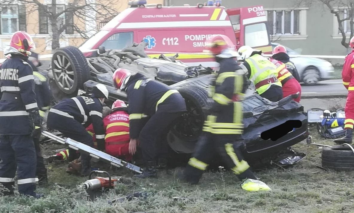 Imagini înfiorătoare de la un accident din Bistrița. Oameni prinși sub mașina răsturnată