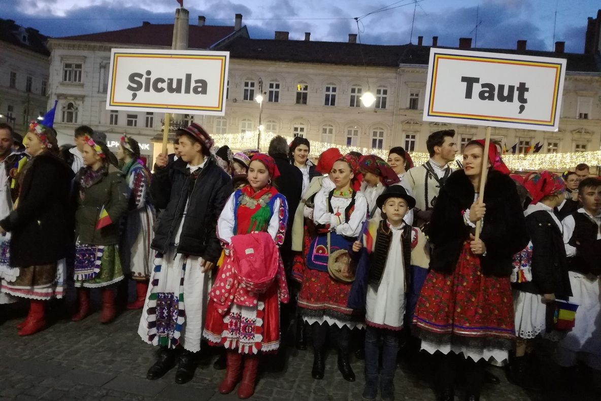 Mega-paradă a costumelor populare de Ziua Națională a României