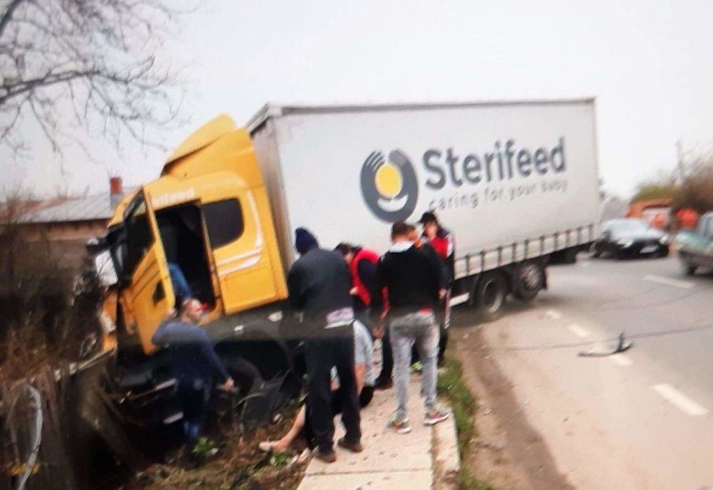 Accident rutier groaznic! Un TIR a ieșit în decor și a făcut prăpăd