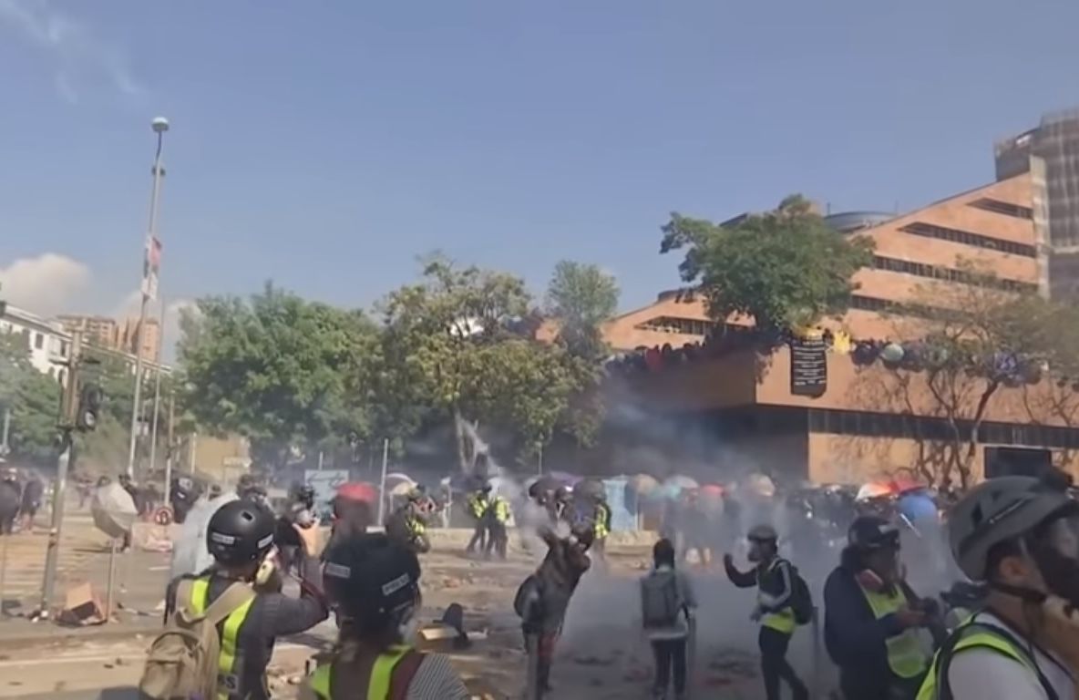 Nebunie la Hong Kong! Oamenii au tras cu arcul de pe acoperiş în poliţie şi au folosit catapulte