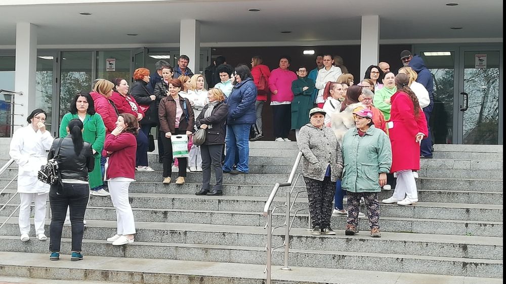 Protest masiv la Spitalul Județean din Craiova. Managerul s-a închis în birou