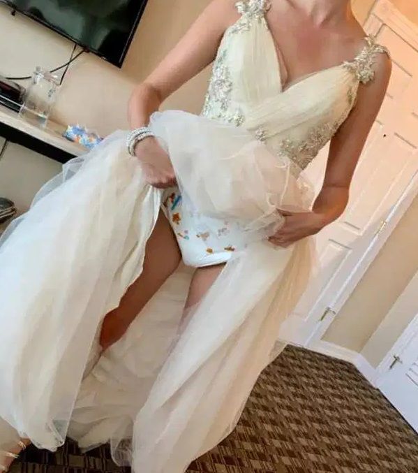 VIRAL. Mireasa le-a arătat domnișoarelor de onoare ce poartă pe sub rochie  