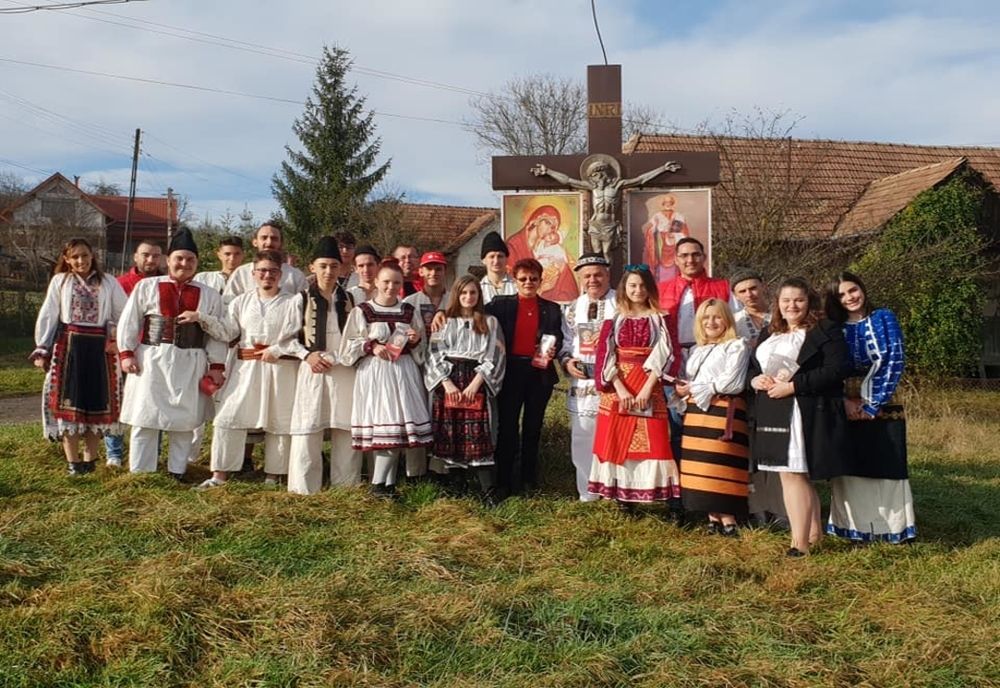 Incredibil! Minori, puși să împartă afișe și materiale electorale cu Viorica Dăncilă