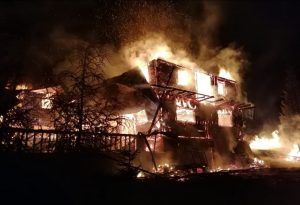 Cabană mistuită de flăcări VIDEO