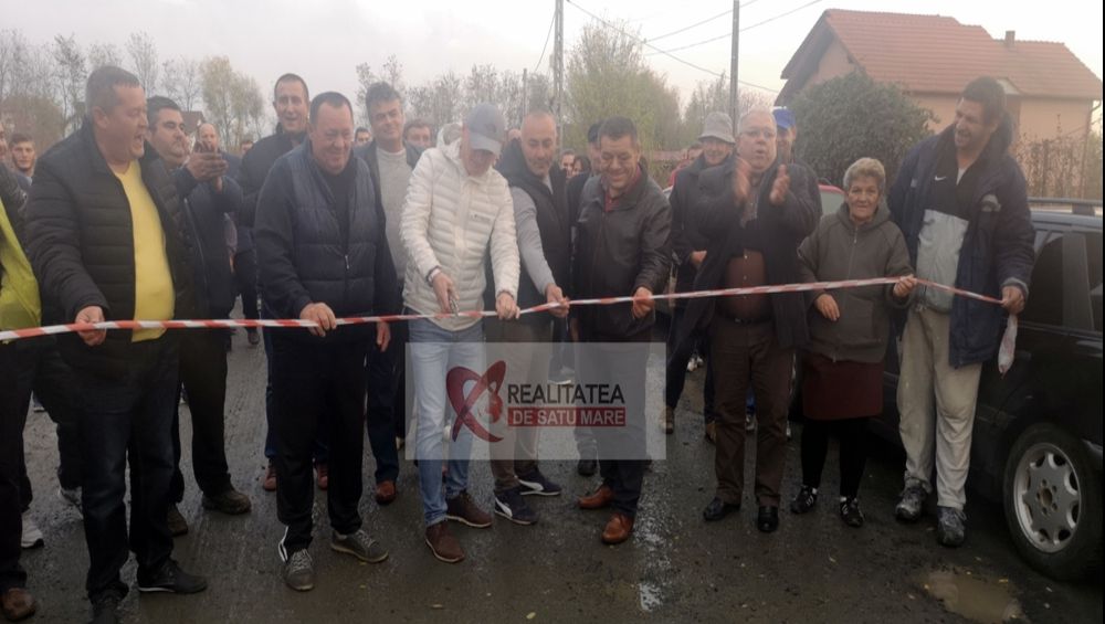 Aproape 200 de locuitori au ”inaugurat”, cu tăieri de panglică, un drum plin de gropi