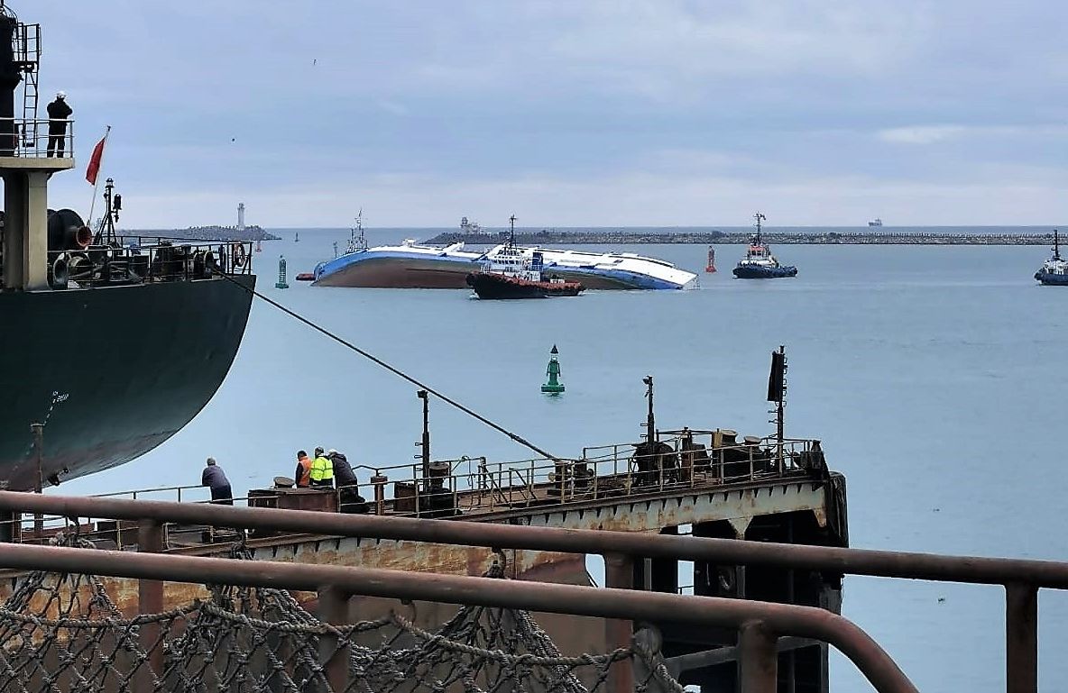 Imagini halucinante! O navă încărcată cu oi s-a răsturnat în Portul Midia. Un marinar e rănit