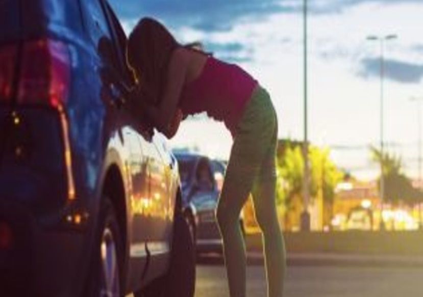 Rețea de proxeneți români care ducea prostituate în Anglia, prinsă