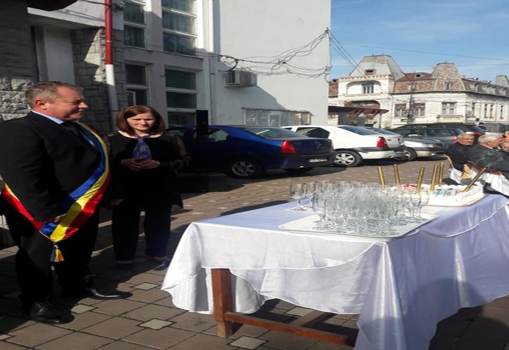 Primar cercetat penal, după ce a lovit şi a insultat un tânăr care îl filma