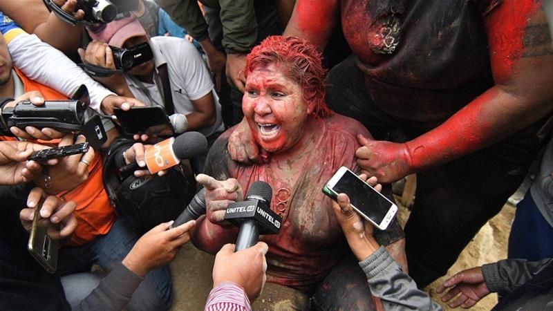 Caz șocant în Bolivia. Protestatarii au prins o primăriță, au tuns-o și vopsit-o în roșu