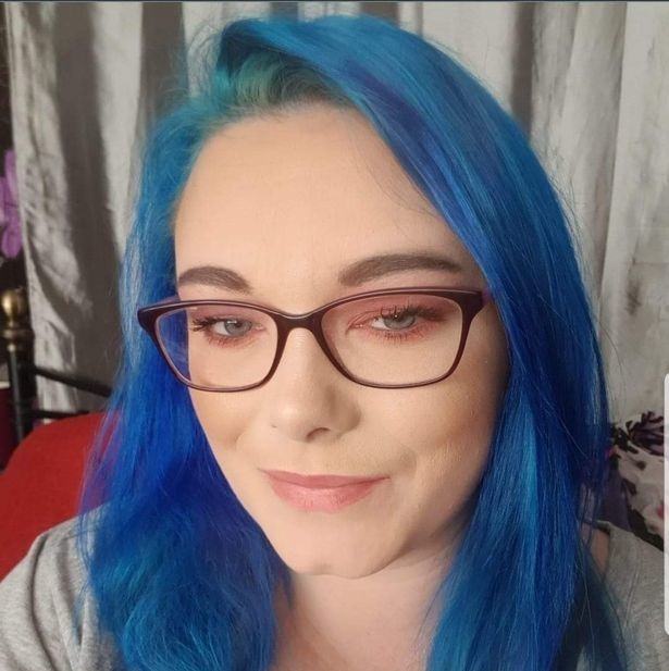 Soția însetată de sex și-a vopsit părul albastru și îi hărțuiește pe bărbații căsătoriți