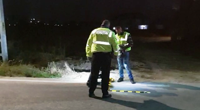 A tâlhărit o sală de jocuri din Caracal, ameninţând o angajată cu sticla de bere