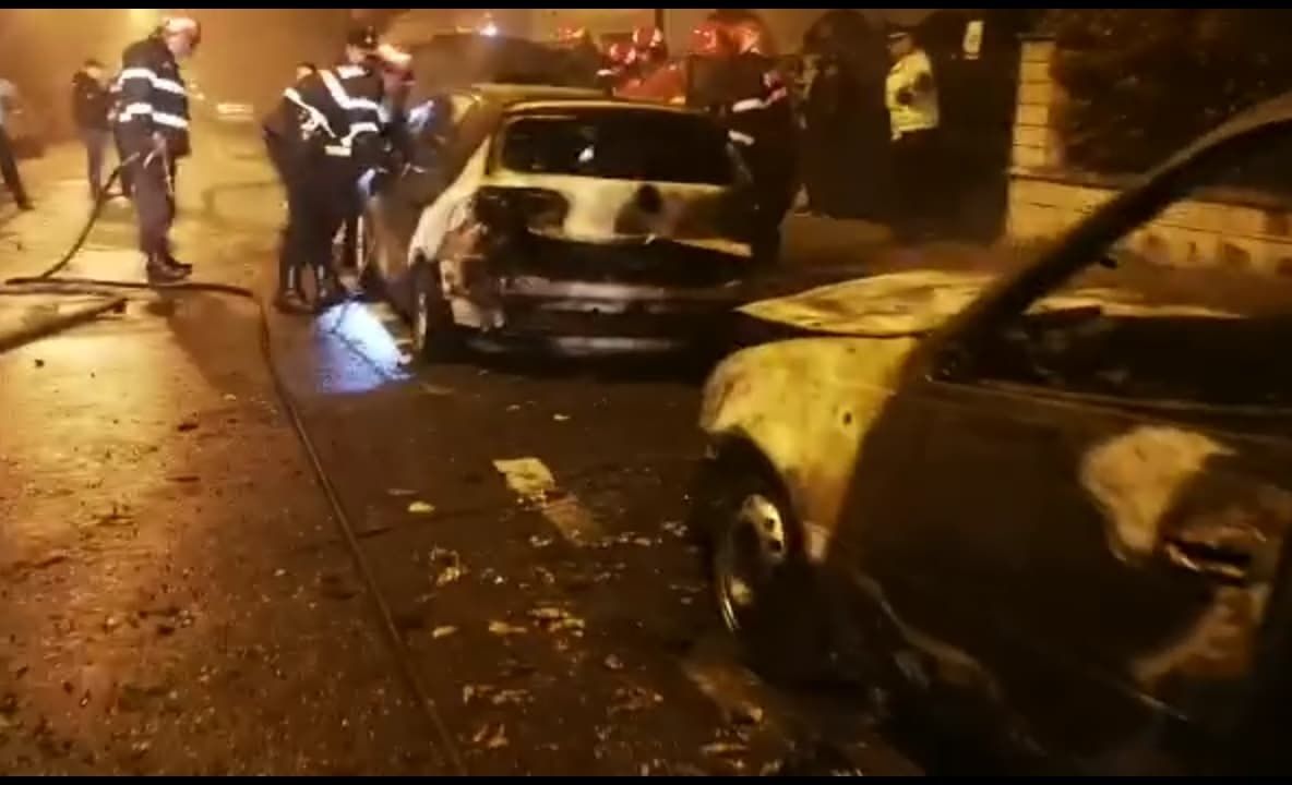 Trei mașini distruse într-un incendiu, la Pitești! Cauza nu a fost stabilită