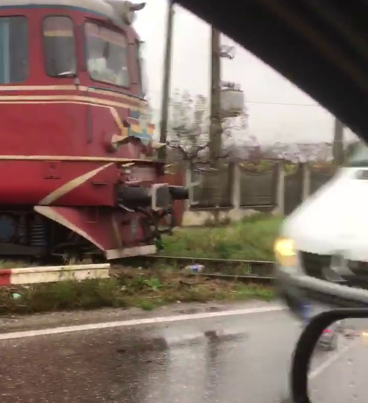 La Târgoviște trenul pare să dea prioritate maşinilor(Video)