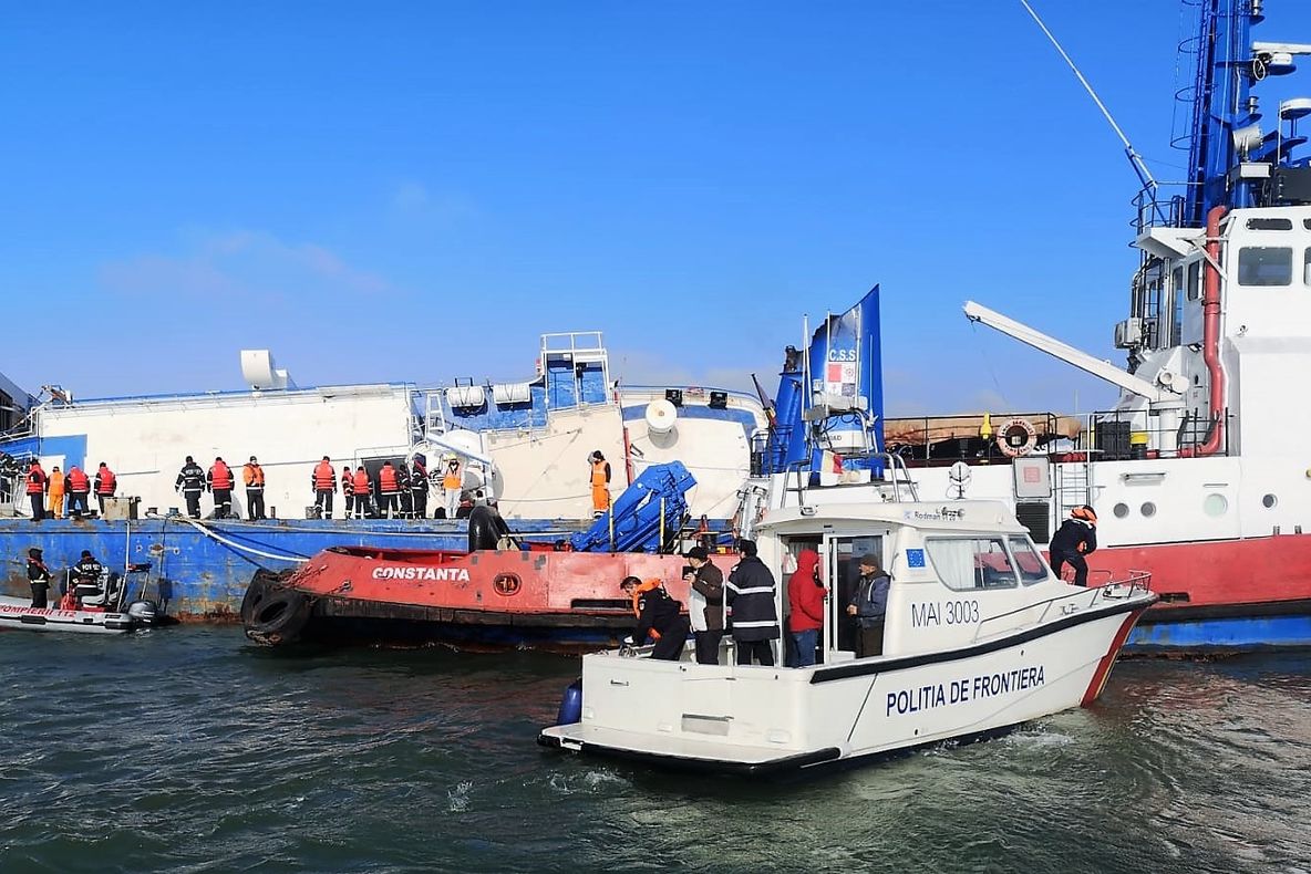 Operațiuni dramatice pentru salvarea oilor de pe nava răsturnată în Portul Midia