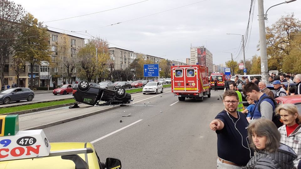 Accident grav, în Craiova. O mașină s-a răsturnat, într-o stație de tramvai: 4 victime