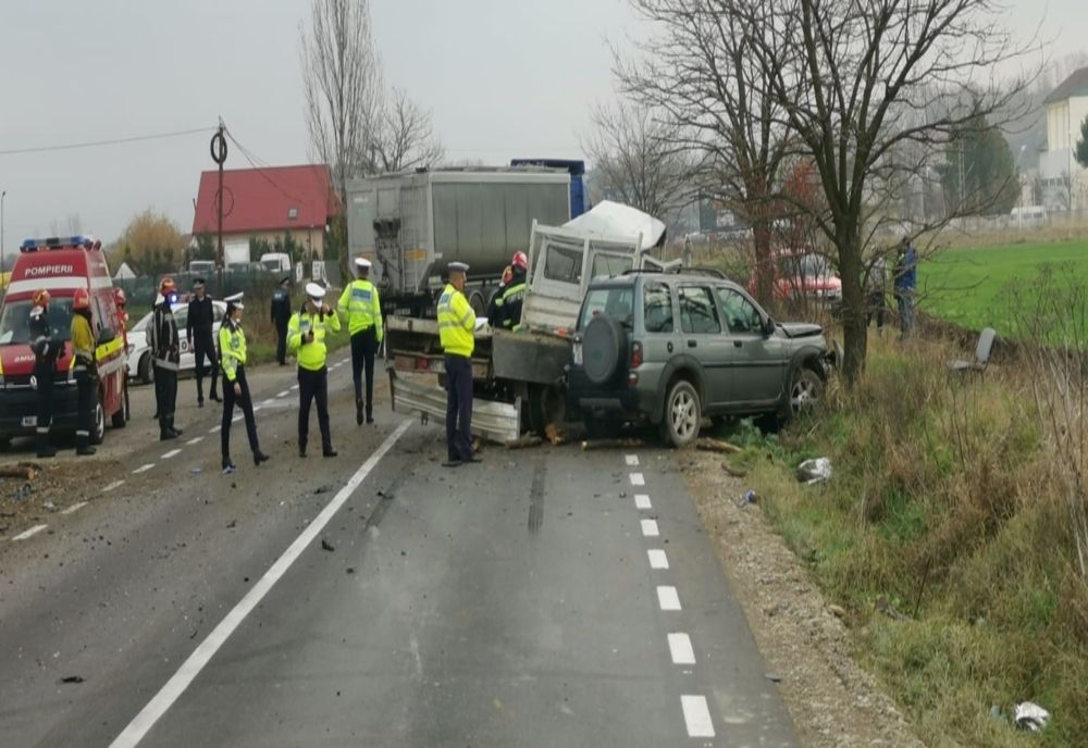 Accident GRAV, în jud. Bacău. 4 mașini, făcute praf, între care un TIR: o victimă