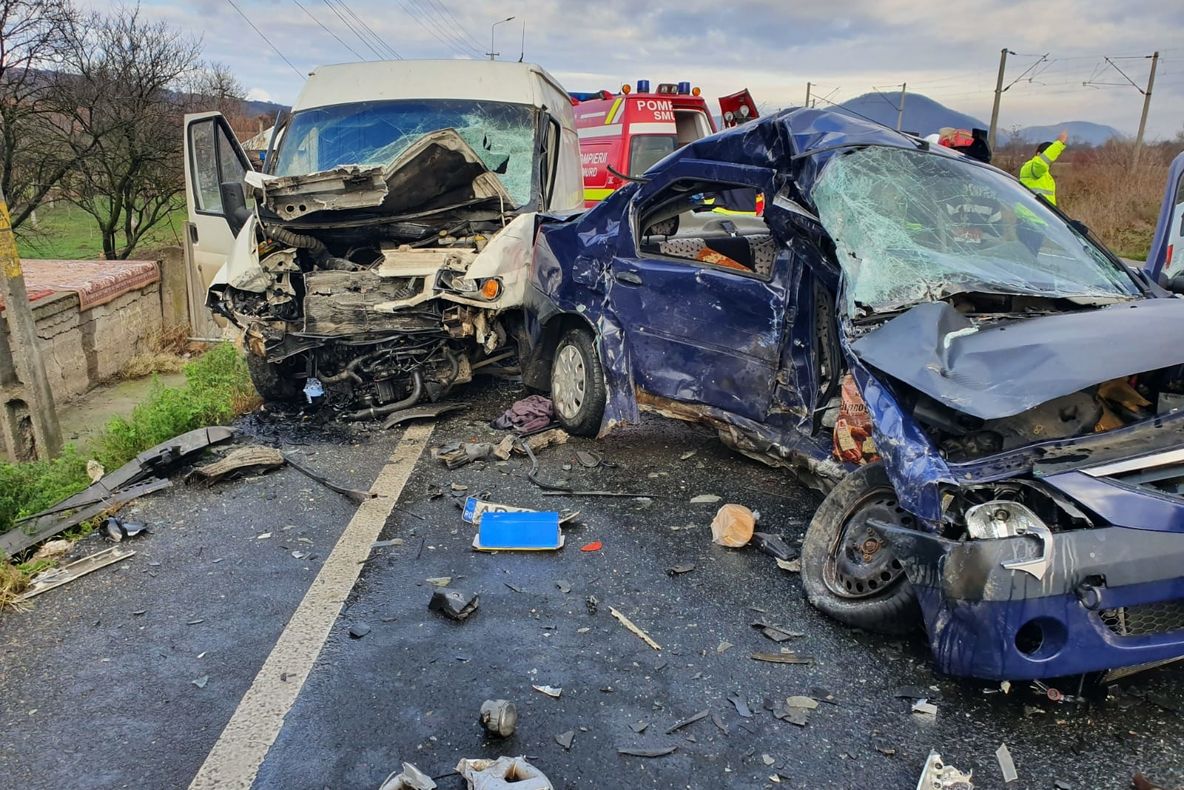 Accident horror. O persoană a murit după ce a lovit o dubiță care transporta sicrie