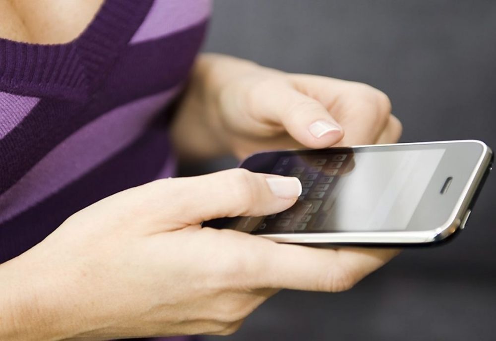 Două tinere au filmat un bărbat dezbrăcat. Ce i-au făcut după aceea este uluitor