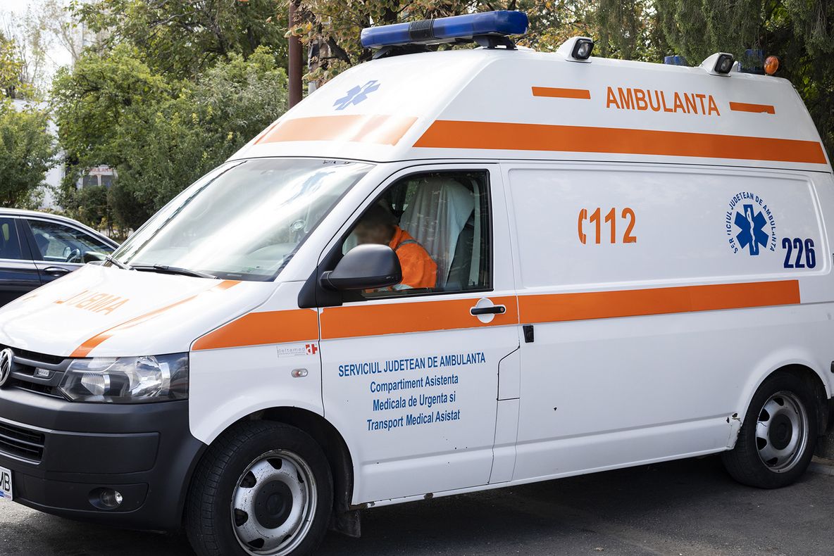 Bătaie la un liceu din Adjud. Elev, transportat la spital