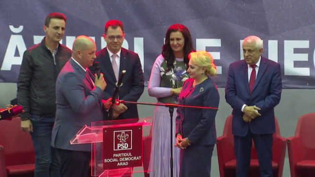 Dăncilă a primit o sabie de samurai: "Nu o să îmi fac harakiri"