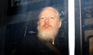 Julian Assange scapă de acuzațiile de viol