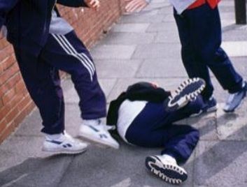 Bătaie între doi elevi, în școală! Unul a ajuns la spital, celălalt - la Poliție 