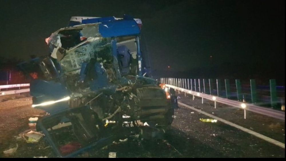 Accident rutier pe A1, între un TIR și un autocamion. O persoană a fost rănită