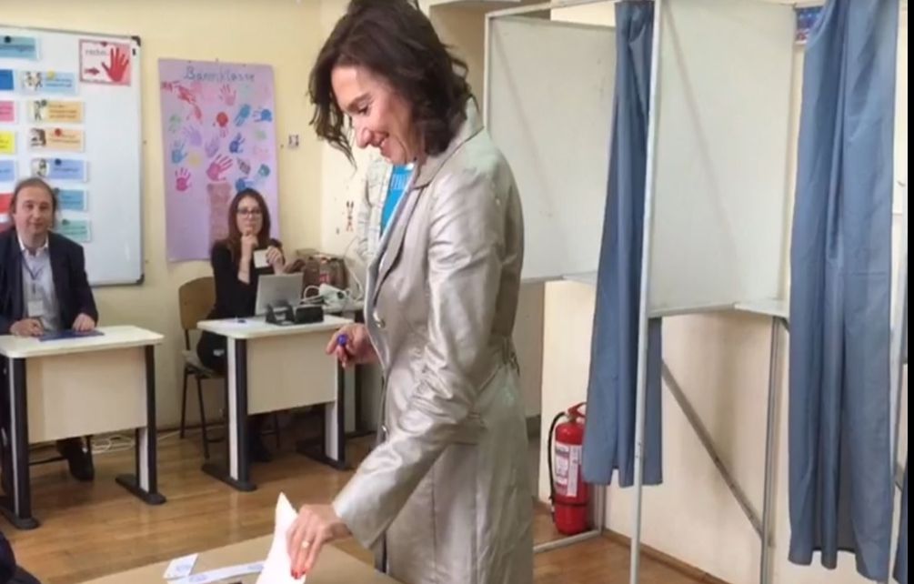 Cum reacționează Prima Doamnă a țării, Carmen Iohannis, când un fotograf cade lângă ea la vot...