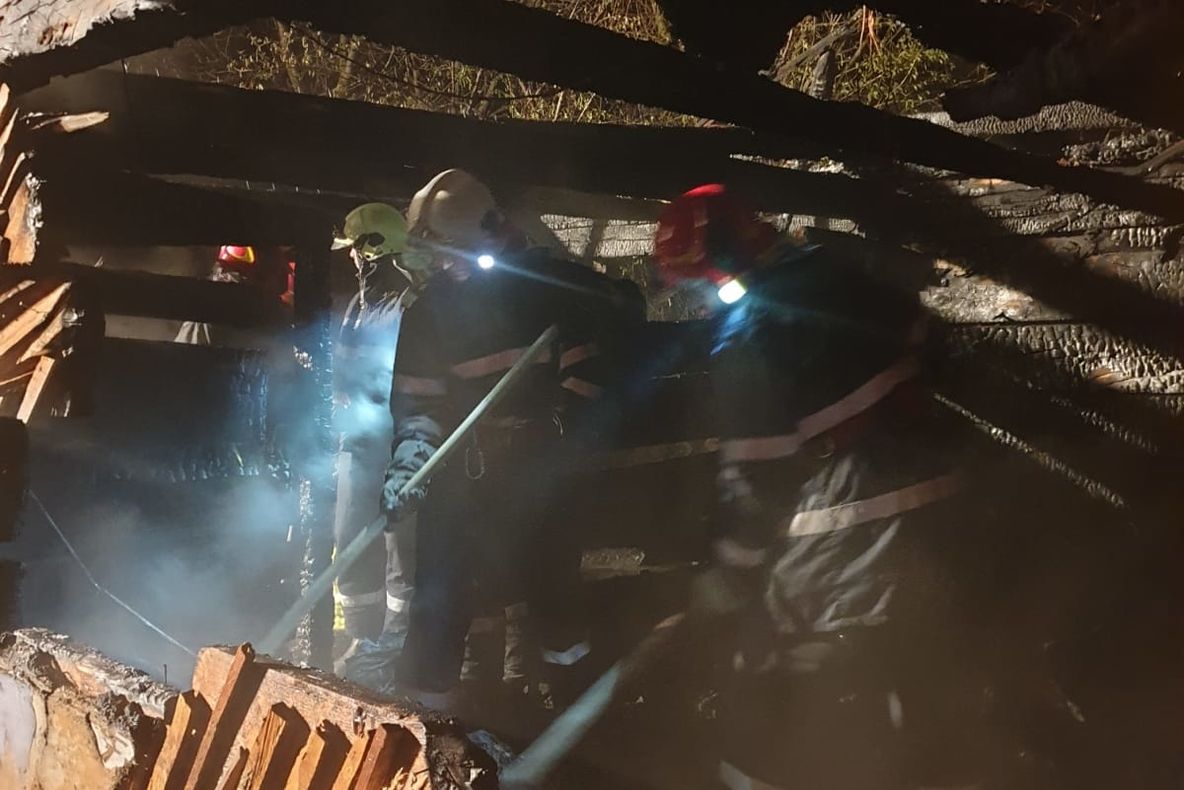 Bistrița: Bărbat decedat după ce locuința în care dormea i-a fost cuprinsă de flăcări