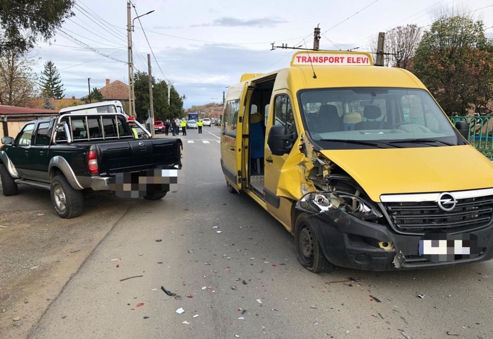 Microbuz școlar cu 16 copii, implicat într-un accident, în județul Arad. 7 au ajuns la spital