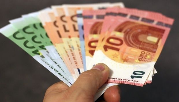 Vin vremuri grele pentru românii cu credite. Cursul euro-leu va exploda