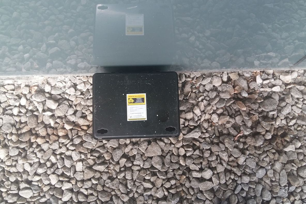 ”Cutiile negre” care sperie românii. Ce sunt, de fapt, acestea? Atenție, nu le atingeți!