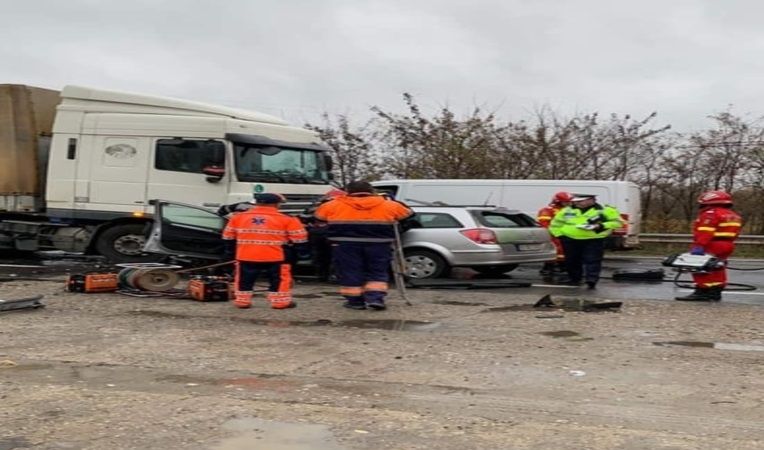 Accident înfiorător: a intrat cu mașina sub un TIR și a murit pe loc