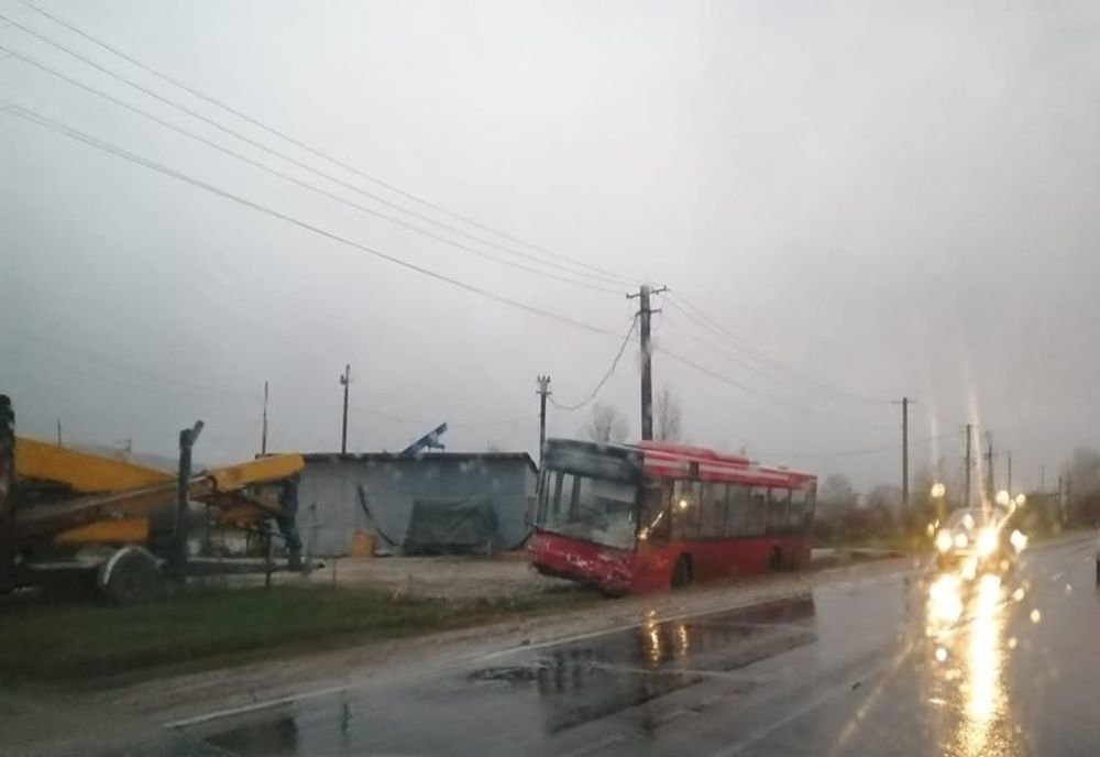 Accident grav, în jud. Dâmbovița. Autobuz plin cu pasageri, spulberat: o victimă