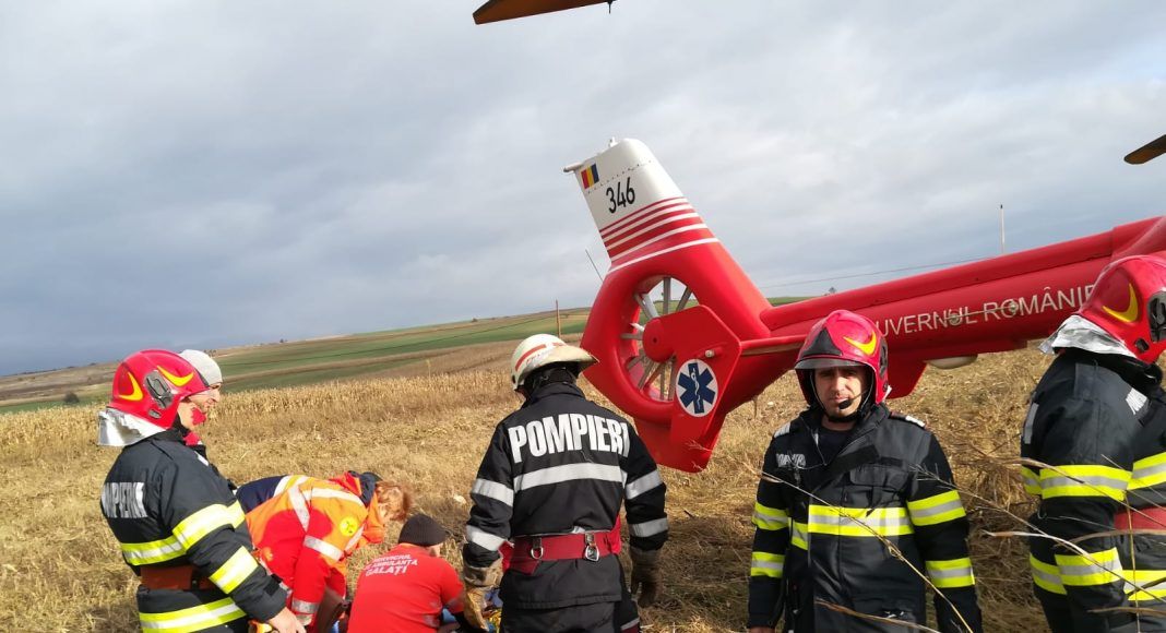 Șofer preluat de elicopterul SMURD după ce mașina sa a fost lovită de un tren – FOTO