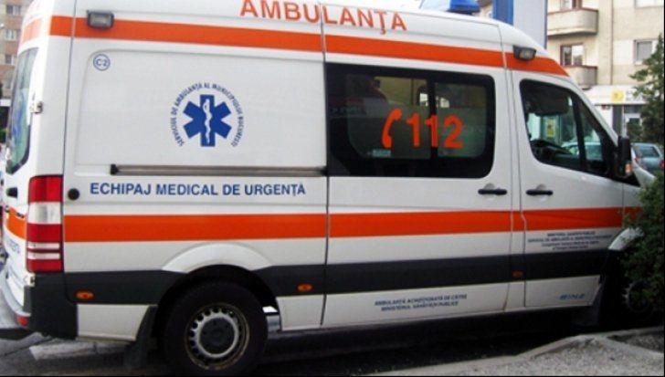 Două eleve s-au bătut din cauza unui băiat, iar una a fost transportată la spital