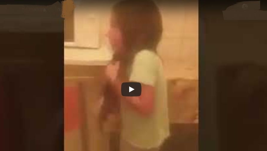 Fetiță de 6 ani, bătută cu mătura de mamă! VIDEO 