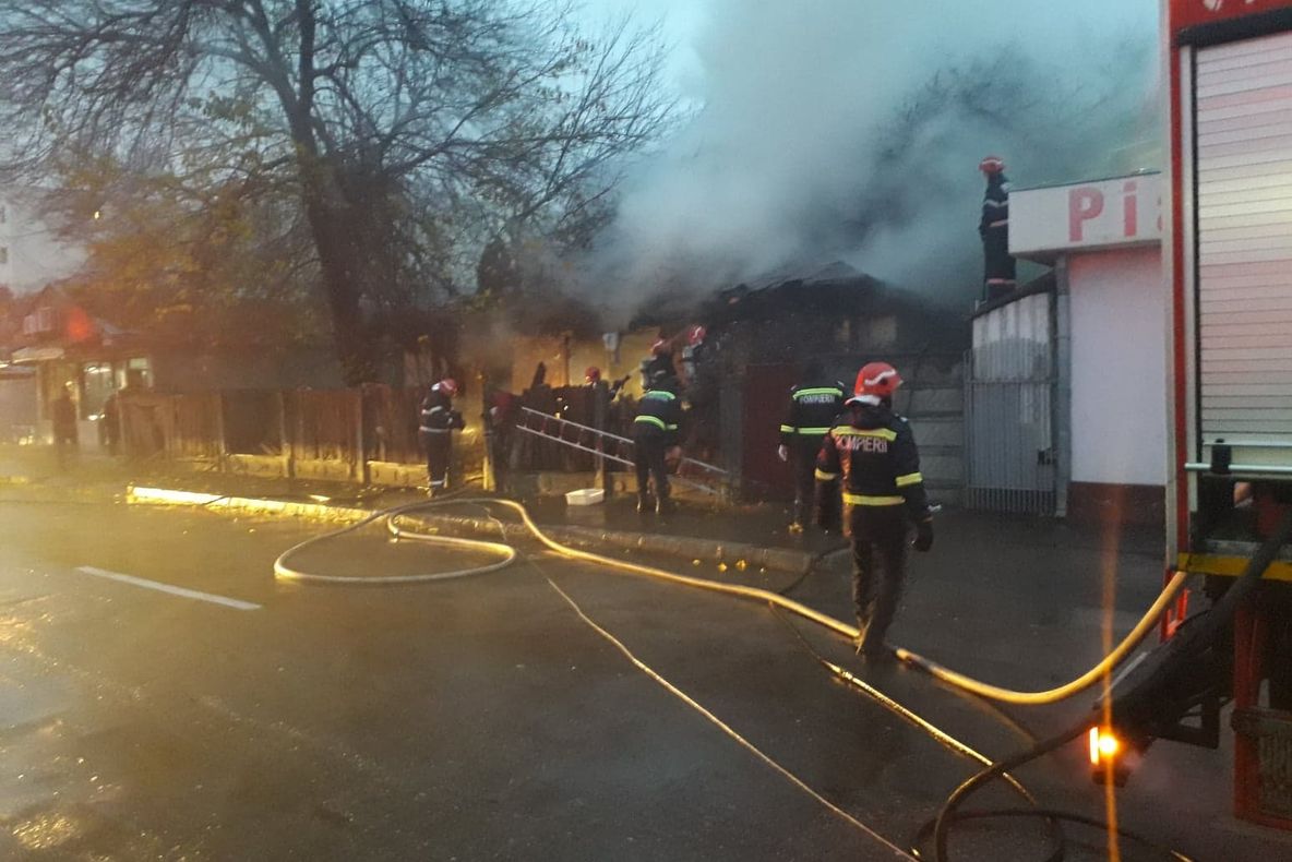 Incendiu violent în Buzău. Șase persoane, evacuate
