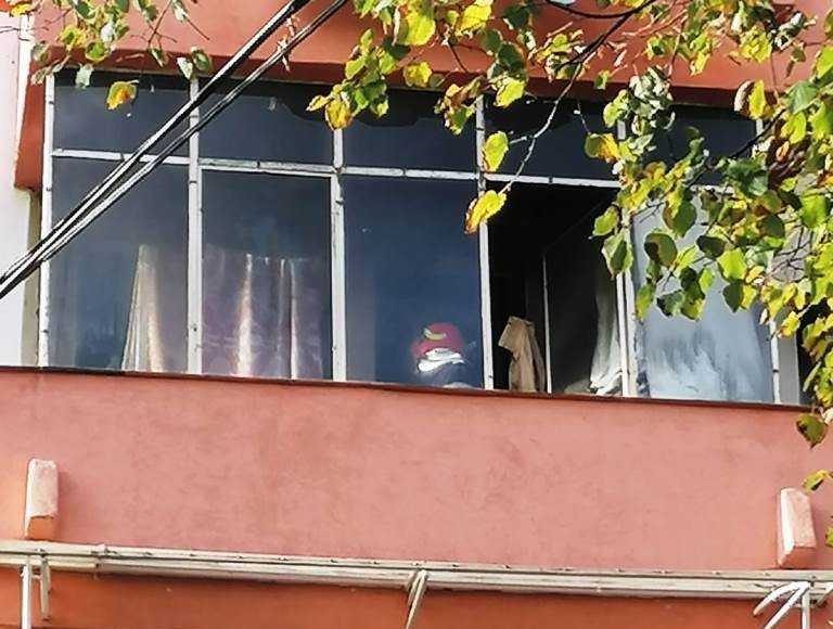 Un tânăr din Piatra-Neamț a vrut să se sinucidă dând foc hainelor din apartament. Ce a urmat