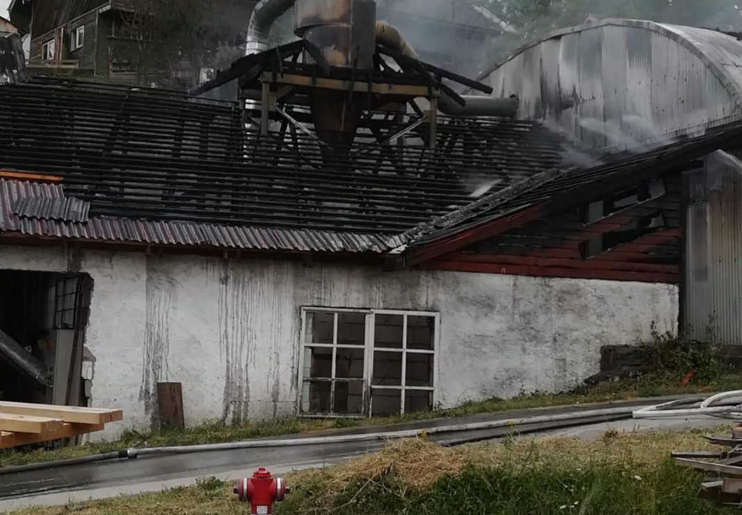 Descoperire macabră, în podul unei case distrusă de un incendiu. Ce au găsit pompierii