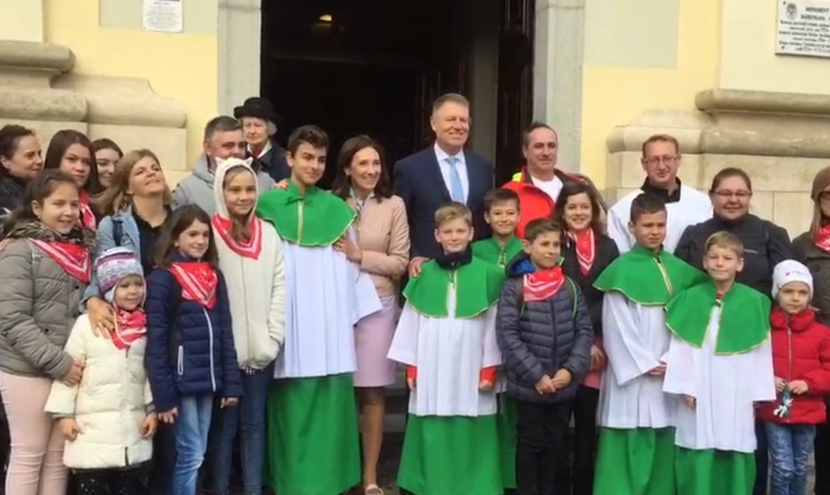 Președintele Iohannis, întâmpinat cu aplauze la ieșirea din biserică, la Sibiu