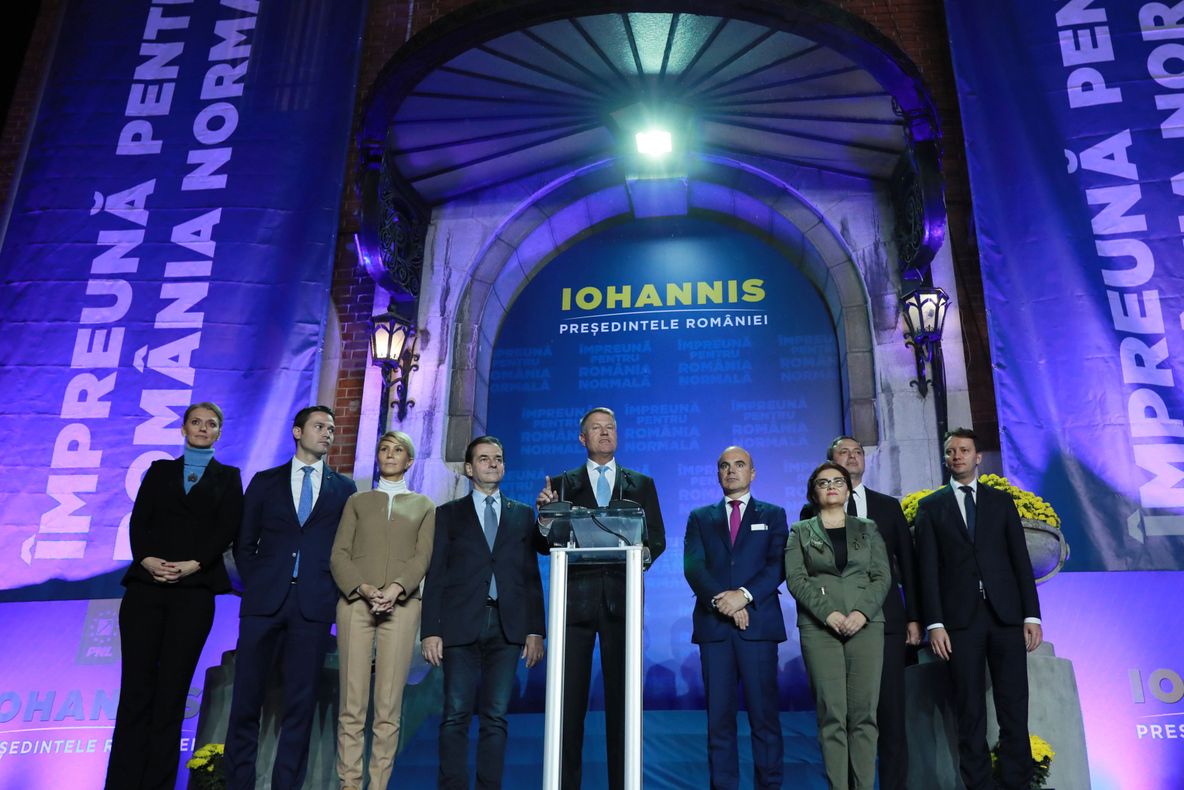 De ce nu vrea Iohannis dezbatere cu Dăncilă: "Mimează candidatul democrat"