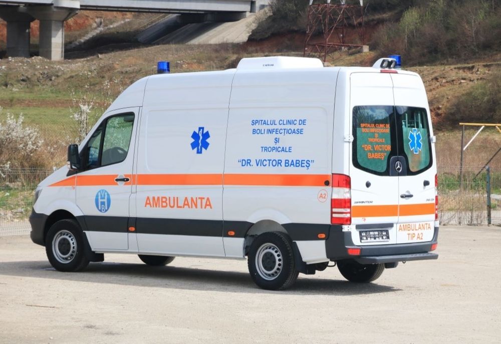 Trei răniţi după un impact devastator dintre un microbuz şi un autoexcavator