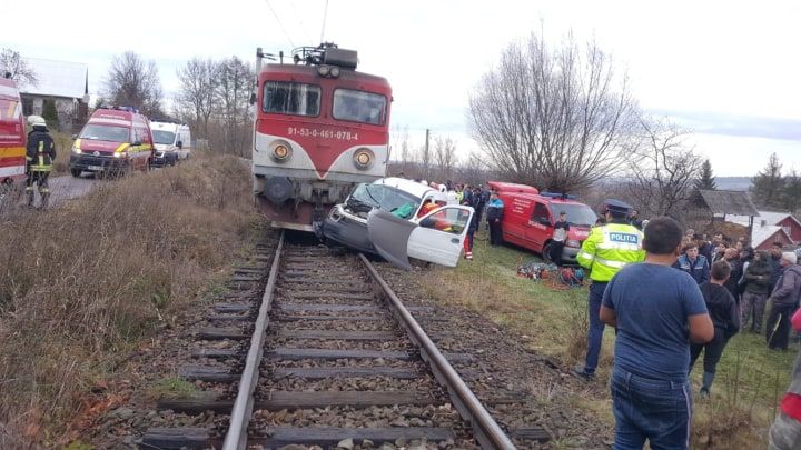 Mașină lovită de tren la Suceava VIDEO