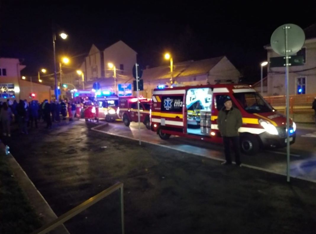 Panică la noul Mall, din Sibiu. Clădirea a fost evacuată, după ce s-a simțit miros de gaz. 3 pompieri, duşi la spital