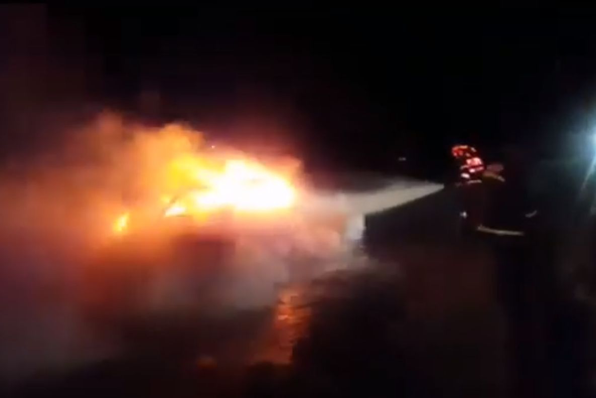 Incendiu devastator pe DN 6, într-o localitate din județul Caraș Severin. Un tir a ars în totalitate