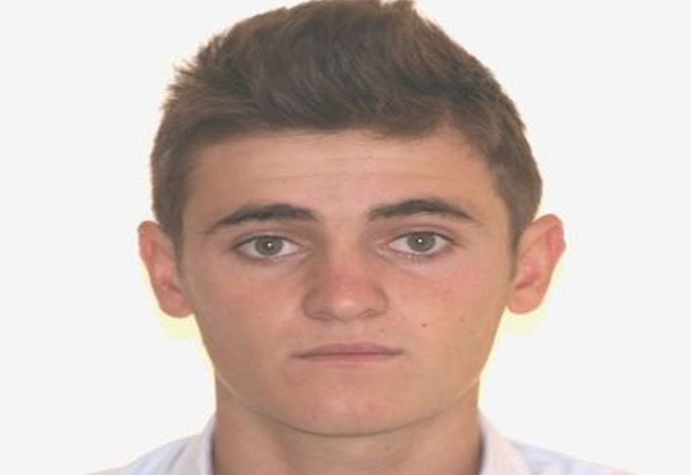 Dacă îl vedeți pe acest tânăr, sunați de urgență la 112! 