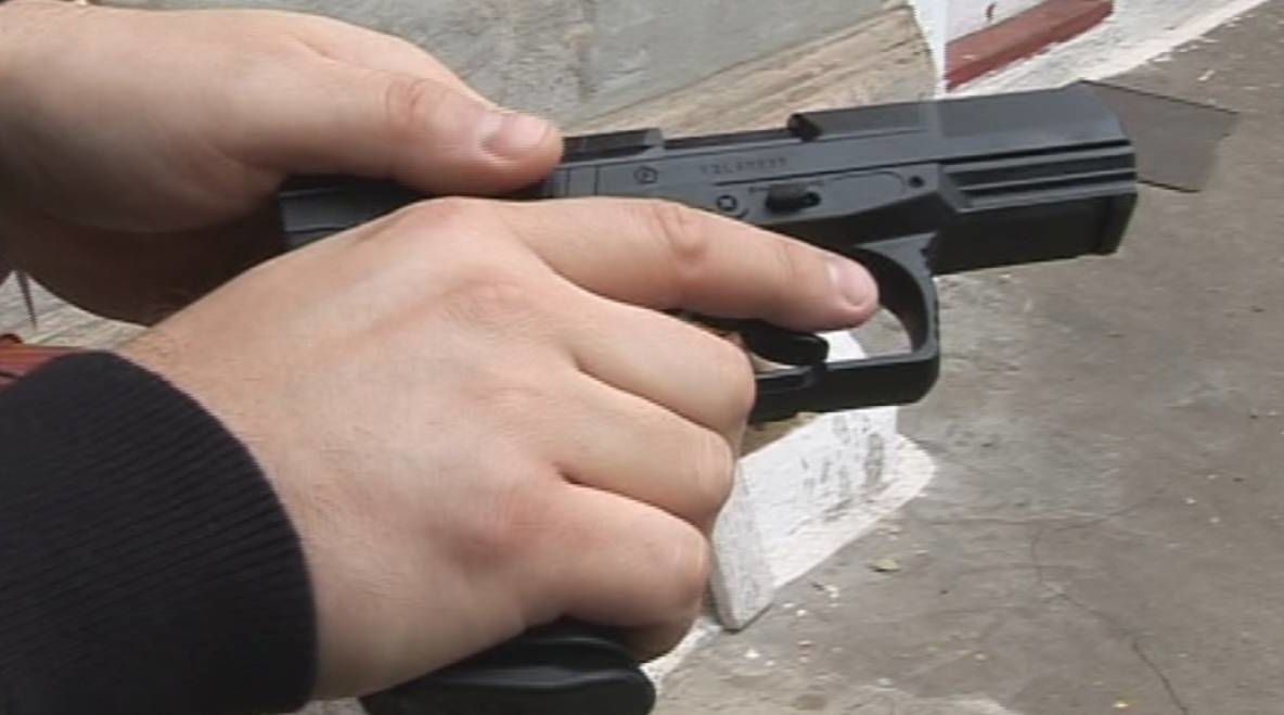 Bărbat, reţinut pentru că a încercat să vândă un pistol letal, care avea în încărcător 6 cartuşe! Caz uluitor la Galați